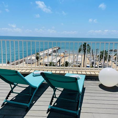 Atico Con Fantasticas Vistas Al Mar Y La Iglesia Apartment Sitges Bilik gambar