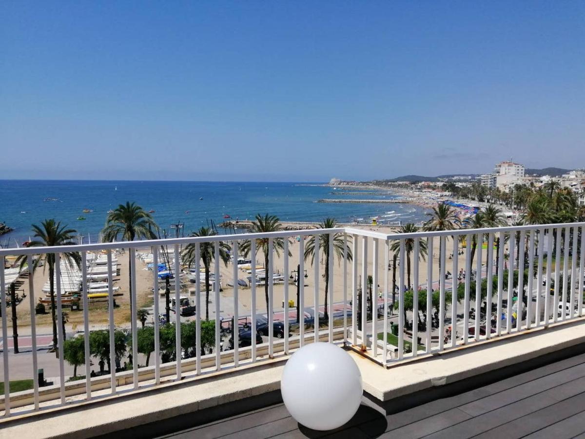 Atico Con Fantasticas Vistas Al Mar Y La Iglesia Apartment Sitges Luaran gambar