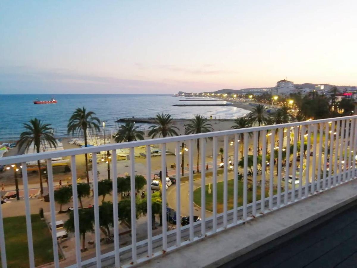 Atico Con Fantasticas Vistas Al Mar Y La Iglesia Apartment Sitges Luaran gambar