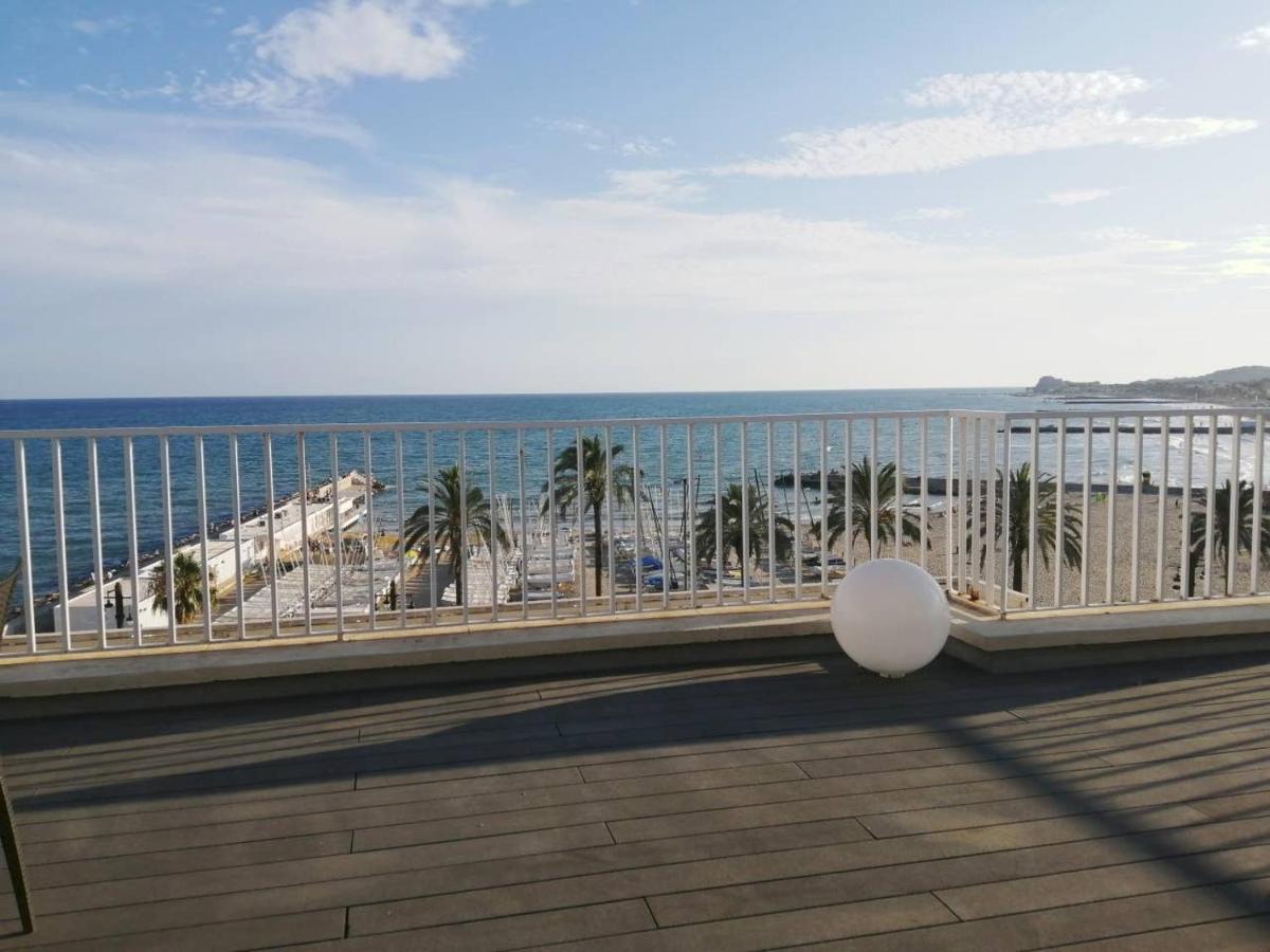 Atico Con Fantasticas Vistas Al Mar Y La Iglesia Apartment Sitges Luaran gambar