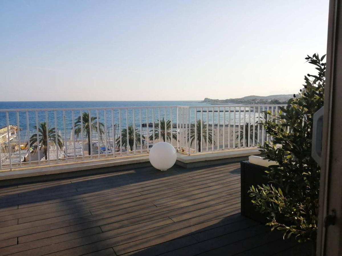 Atico Con Fantasticas Vistas Al Mar Y La Iglesia Apartment Sitges Luaran gambar
