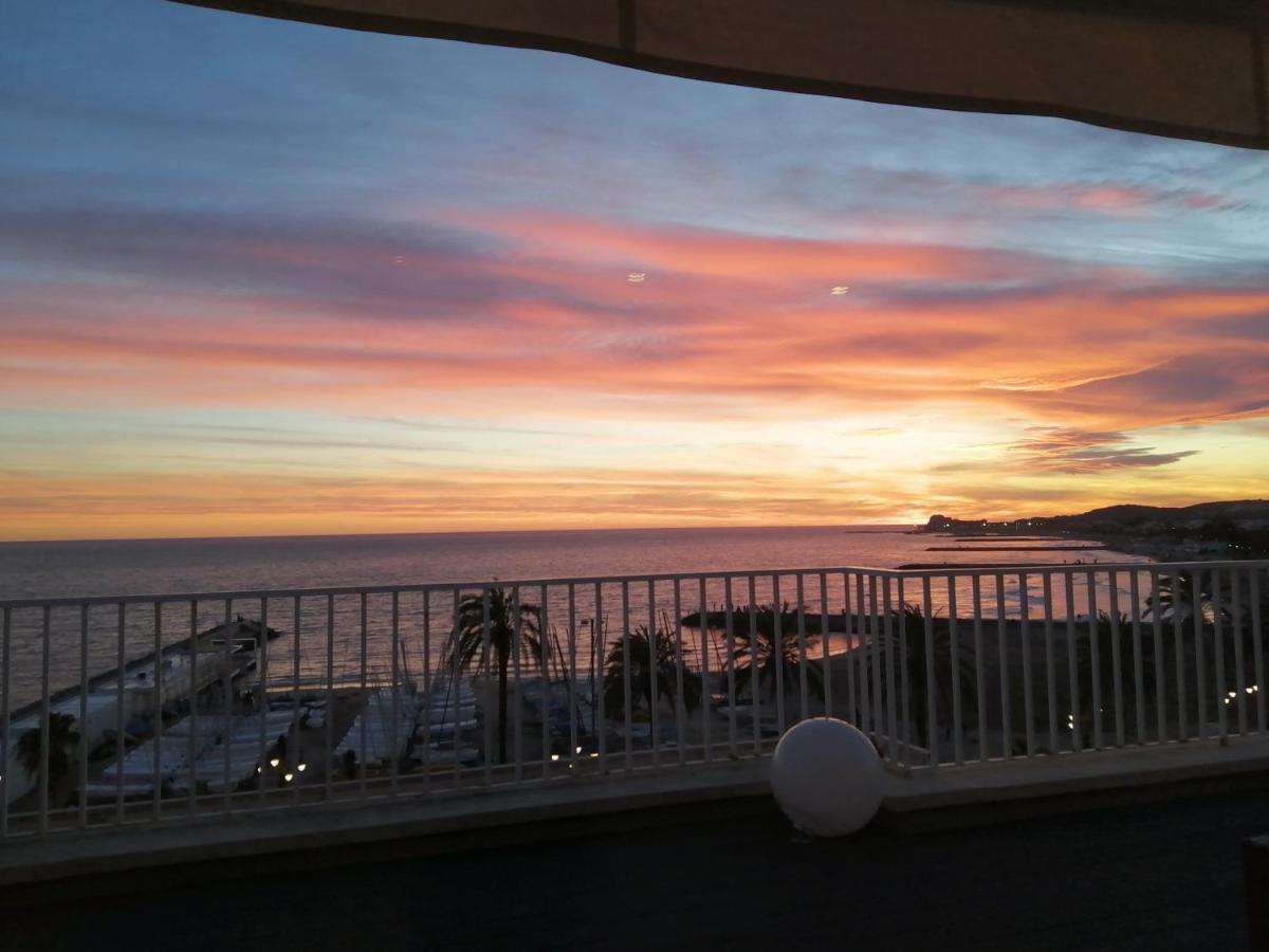 Atico Con Fantasticas Vistas Al Mar Y La Iglesia Apartment Sitges Luaran gambar