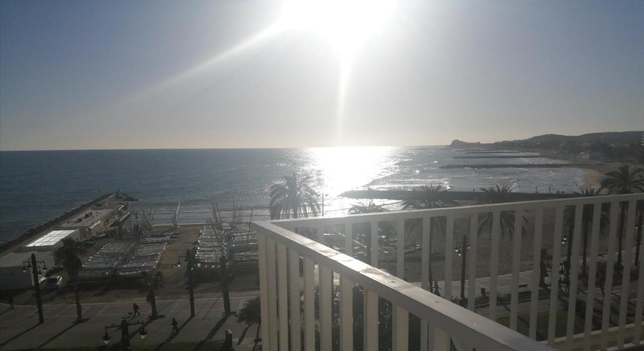 Atico Con Fantasticas Vistas Al Mar Y La Iglesia Apartment Sitges Luaran gambar