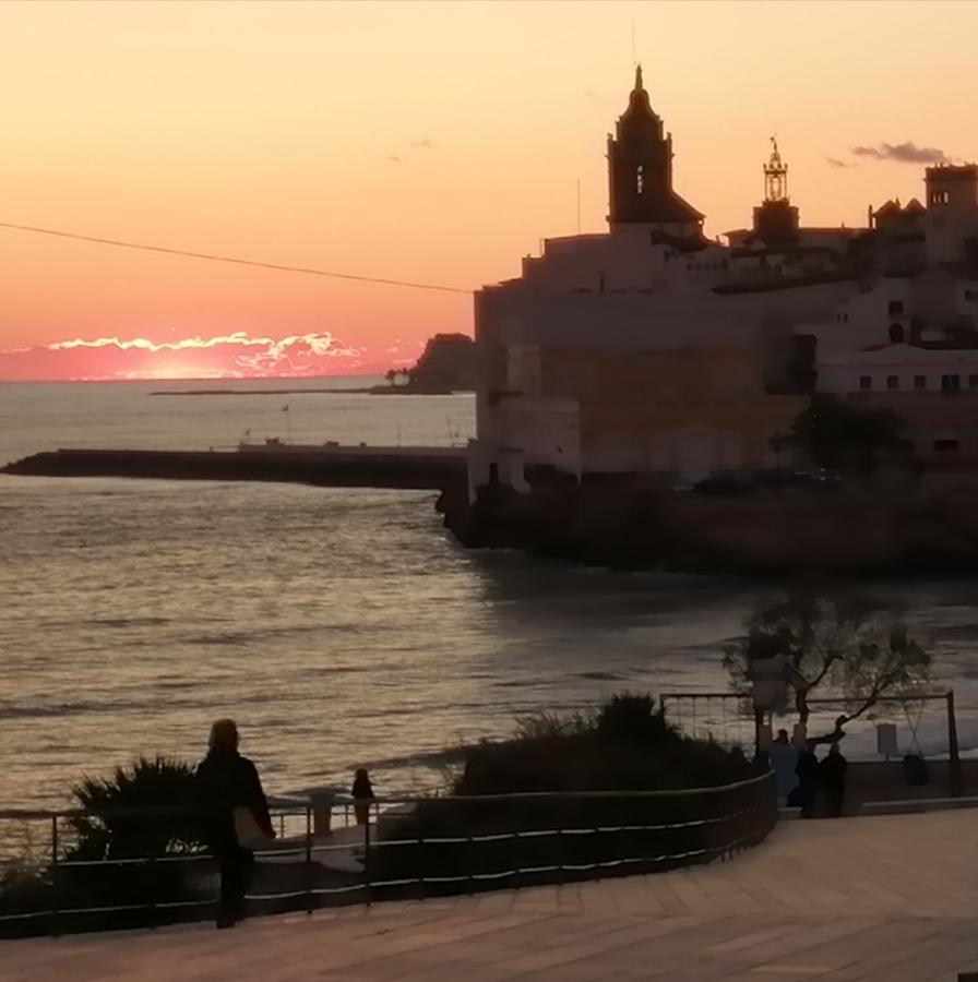 Atico Con Fantasticas Vistas Al Mar Y La Iglesia Apartment Sitges Luaran gambar