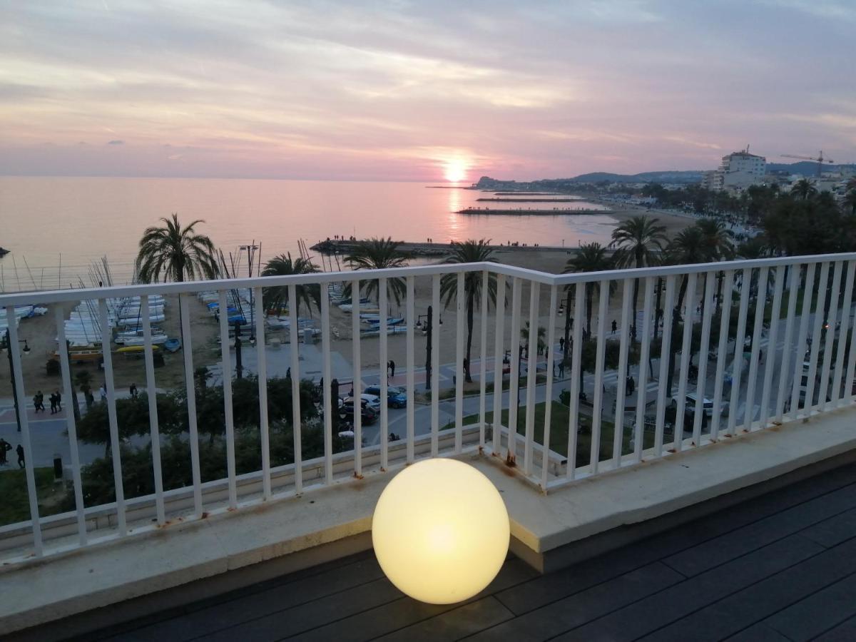 Atico Con Fantasticas Vistas Al Mar Y La Iglesia Apartment Sitges Luaran gambar
