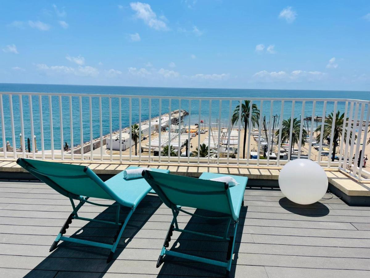 Atico Con Fantasticas Vistas Al Mar Y La Iglesia Apartment Sitges Bilik gambar