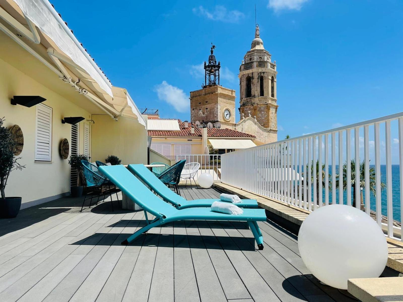 Atico Con Fantasticas Vistas Al Mar Y La Iglesia Apartment Sitges Bilik gambar