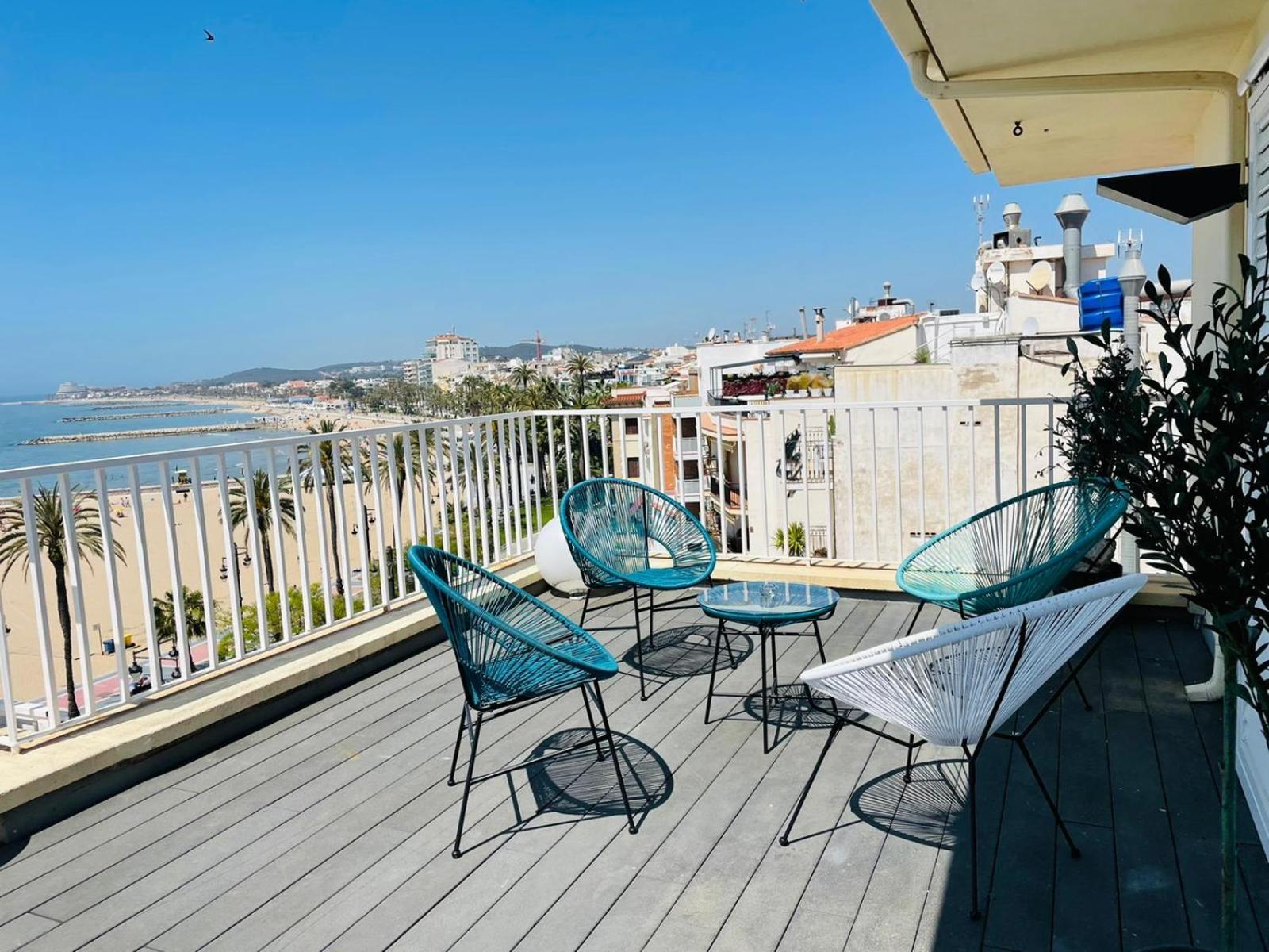 Atico Con Fantasticas Vistas Al Mar Y La Iglesia Apartment Sitges Bilik gambar