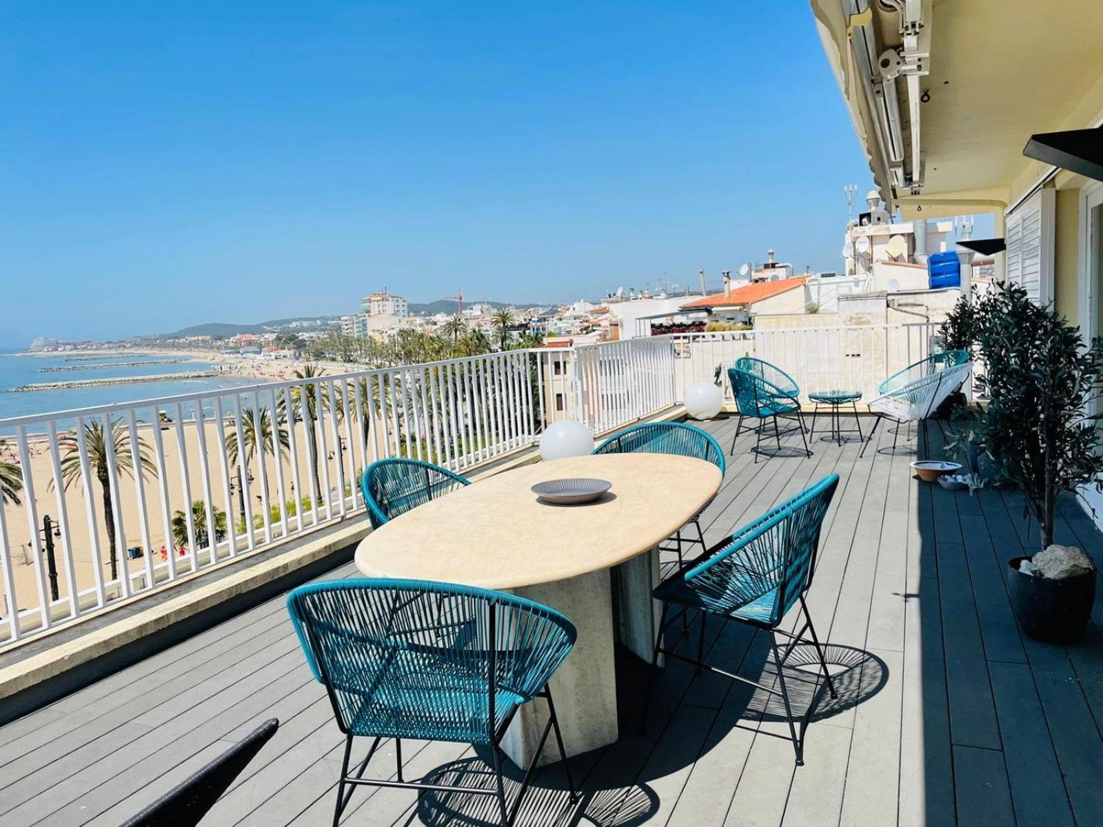 Atico Con Fantasticas Vistas Al Mar Y La Iglesia Apartment Sitges Bilik gambar